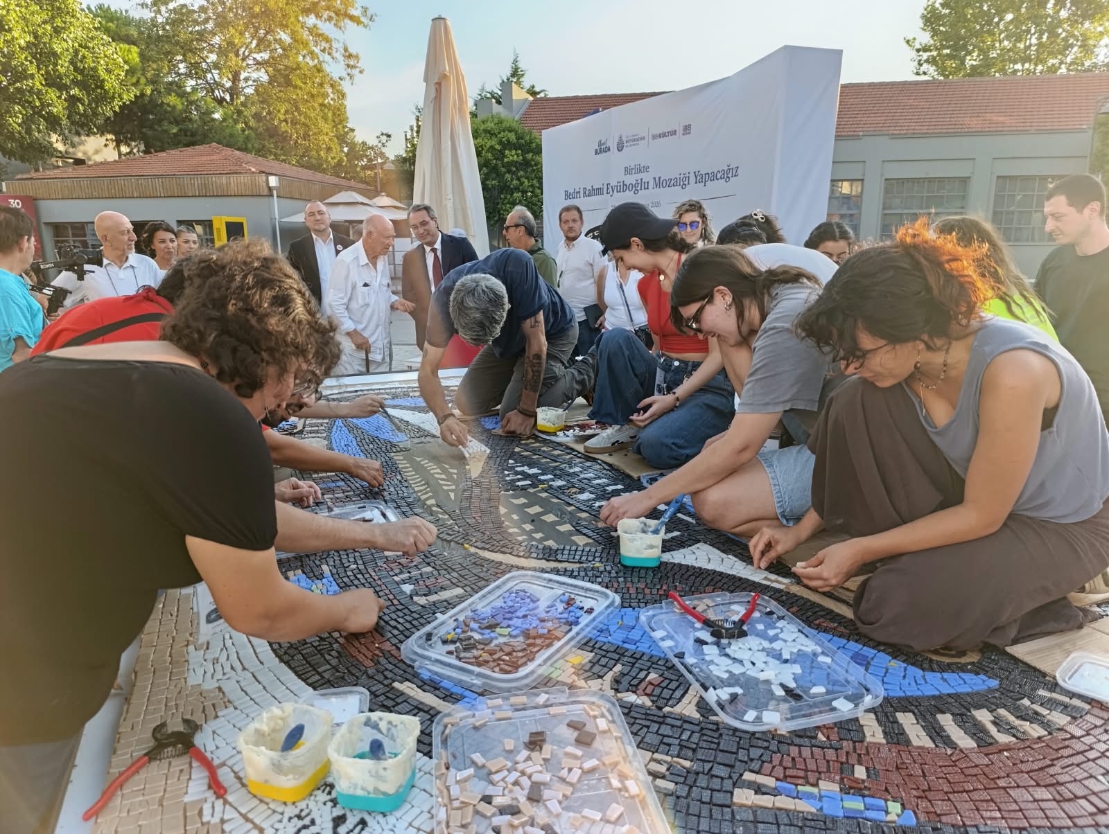 Eller dev mozaik için birleşti